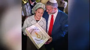 איתמר בן גביר לצד אשתו אילה, במסיבת יום ההולדת