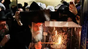 האדמור מבאיאן שליט״א הדלקת הנרות בגג ציון הרשב״י, הר מירון, 4 במאי 2026
