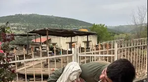 לוחם תועד מכניס סיגריה לפסל של מרים הבתולה בדרום לבנון