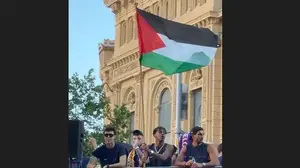 לאמין ימאל מניף דגל פלסטין בחגיגות האליפות של ברצלונה