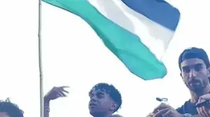 לאמין ימאל מניף דגל פלסטין בחגיגות האליפות של ברצלונה