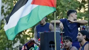 לאמין ימאל מניף דגל פלסטין בחגיגות האליפות של ברצלונה