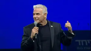 מפגש נפתלי בנט ויאיר לפיד. גני התערוכה - תל אביב-יפו