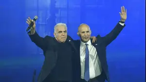 מפגש נפתלי בנט ויאיר לפיד. גני התערוכה - תל אביב-יפו