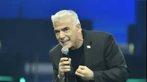 מפגש נפתלי בנט ויאיר לפיד. גני התערוכה - תל אביב-יפו