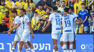 שחקני מכבי תל אביב חוגגים עם דור פרץ