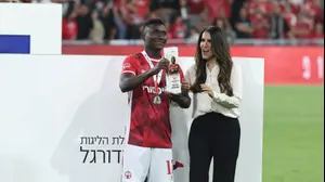 שחקן העונה קינגס קאנגווה עם בעלי הפועל באר שבע אלונה ברקת