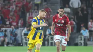 מוחמד אבו רומי שחקן הפועל באר שבע מול עידו שחר שחקן מכבי תל אביב, גמר גביע המדינה 2026