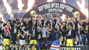 שחקני מכבי תל אביב מניפים את גביע המדינה 2026