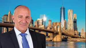 שמעון גואטה, ראש מועצת מעלה יוסף, על רקע קו הרקיע של ניו יורק