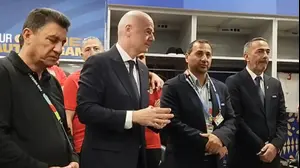 ג'אני אינפנטינו נשיא פיפ"א בחדר ההלבשה של נבחרת איראן