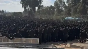 המוני חרדים מוחים מחוץ לכלא 10. 17/06/2026