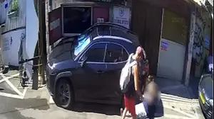 הלכתי ברחוב נצמד אליי גבר ונתקע בי בכתף
