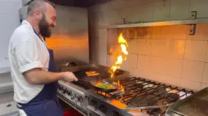 מקום מפגש שמפיח חיים מחודשים באזור הנטוש. דניאל ברקן במטבח בית הקפה