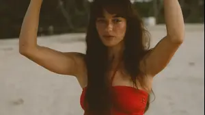 עינת הולנד בבגד ים של דה רוקוקו בסרי לנקה. יולי 2026