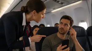 דיילת מעירה לנוסע על שימוש בסלולר ללא אוזניות