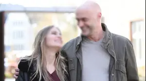 אישה צעירה עם גבר מבוגר