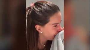 מיכל הקטנה נשברת בדמעות