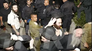 העסקן החרדי מוטי בבצ'יק בזמן ההפגנה מול כלא 10