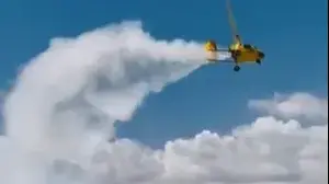 תיעוד דרמטי מסין כלי טיס התרסק על שני תיירים - ושניהם שרדו