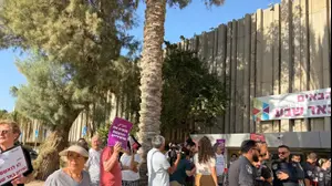 מפגינים נגד שמעון טובול מחוץ לעיריית באר שבע