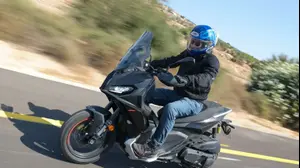 אפריליה 400 SR GT