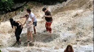 תיירים צילמו סלפי במפל בתאילנד ונסחפו בזרם