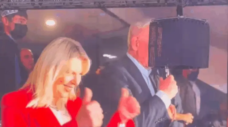 בנימין ושרה נתניהו בהופעה של עדן בן זקן