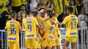 שחקני מכבי תל אביב חוגגים עם דור פרץ