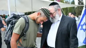 אב מברך את בנו עם הגיוס לצה"ל, בקו"ם, 30 באוגוסט 2026