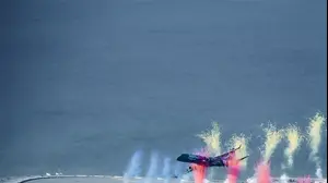 שני מטוסי נוסעים במטס מעל אצטדיון DHL בדרום אפריקה לפני משחק רוגבי, 30 באוגוסט 2026