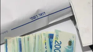 כסף שנתפס המהלך פשיטה ומעצרים של המשטרה נגד ראש מעצה בדרום ובני משפחתו