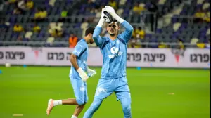 רועי משפתי שוער מכבי תל אביב בחימום