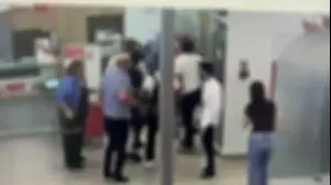 רגעי האימה בבנק מזרחי: הלקוח נכנס לסניף ודקר את העובדת בפניה לעיני הנוכחים