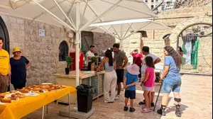 עשרות ירושלמים הגיעו בשבת לעגלת הקפה של תנועת התעוררות במתחם קפה הסמטה. 5 בספטמבר 2026