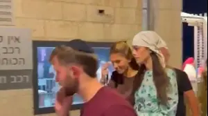 אודיה אזולאי וסשה אדם יחד בכותל