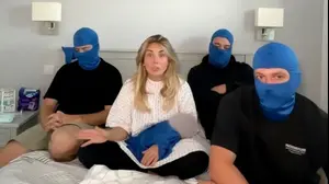 בוני בלו עם התינוק שלה - ושלושה גברים