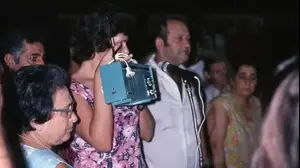 חברי בית השיטה מאזינים להודעות שנמסרות ברדיו בזמן מלחמת יום כיפור