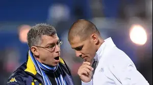 מיטש גולדהאר (משמאל), הבעלים של מכבי תל אביב, לצד אבי נמני, מאמן הקבוצה