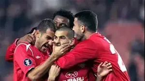 שחקני הפועל תל אביב חוגגים בפריס, סלים טועמה, יגאל אנטבי, שי אבוטבול