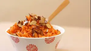 הכנת סלט גזר בשום ושקדים