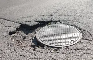 הקבלנים מתריעים: העיר שבה שב"חים מסתתרים בתעלות הב