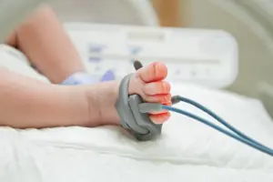 פעוט בן 3 נפטר בביה"ח איכילוב מדלקת קרום המוח - "החיידק הטורף"