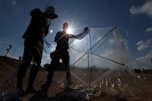 שישה עפיפונים חצו לעוטף עזה – בצה"ל מעריכים: חמאס מפעיל נערים