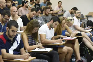 עובדים יותר ונעזרים בהורים: מאות אלפי סטודנטים מתמודדים עם יוקר המחיה