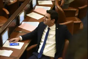 המפלגה מתפרקת? אחרי פרישת טרופר: גם חבר הכנסת איתן גינזבורג פורש מכחול לבן