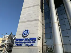 פרסום ראשון | ניפץ חלון בכנסייה וירק בפני שוטר דרוזי: אישום נגד תושב חיפה