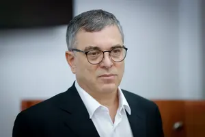 תיק יועצי נתניהו עלול להיסגר: היועמשית הודיעה על עיכוב הליכים