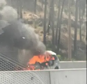 כביש 1 נחסם לתנועה בגלל רכב שעולה באש