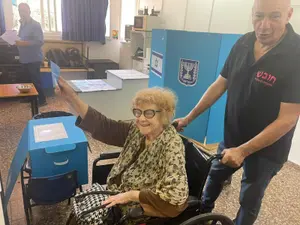 "הבטיחו את נגישות ציבור הקשישים": בג"ץ מציב דרישה לוועדת הבחירות המרכזית